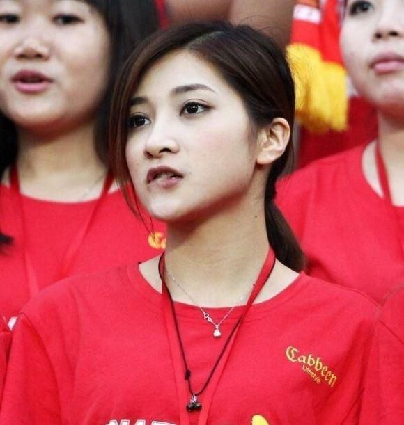 技校下课厕沟嘘嘘偷拍